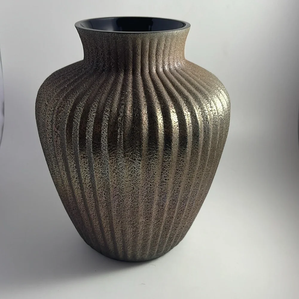 Pottery vase in iridescent bronze